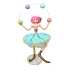 Palhaça malabarista com vestido de tutu azul claro, tem cabelo cacheado pink e equilibra quatro bolas coloridas. Disponível para locação para festa no tema circo, circo rosa ou circo menina.