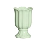 Vaso em cerâmica no formato de tulipa, com pés trabalhados, na cor verde candy