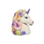 BUSTO DE UNICÓRNIO EM RESINA, TEM O PELO BRANCO E A CRINA COLORIDA EM TONS MAIS PASTÉIS DE ROSA, ROXO E AMARELO. DISPONÍVEL APRA LOCAÇÃO DE FESTA DE UNICÓRNIO