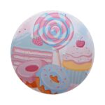 Painel redondo para festa com estampa de doces, incluindo pirulito colorido, donuts, cupcake e bolo. Ideal para decoração de festas infantis com tema confeitaria, doceria, candy color ou candyland. Disponível para locação na Mixirica Bombom