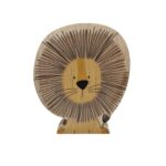 OBJETO DECORATIVO EM MADEIRA EM FORMATO DE LEÃO BABY, COM DESENHO EM LINHAS. DISPONÍVEL PARA LOCAÇÃO PARA FESTA NO TEMA SAFARI, SAFARI BABY, SAVANA, FLORESTA E OUTROS.