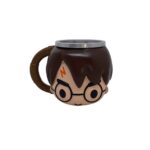 CANECA COM O ROSTO, EM FORMATO FUNKO/DESENHO, DO HARRY DA SAGA HARRY POTTER. LOCAÇÃO PARA FESTAS