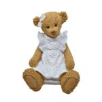 ESTÁTUA DE URSA SENTADA, VESTICA COM VESTIDO BRANCO E LAÇO NA CABEÇA. FEITA EM RESINA DISPONÍVEL PARA LOCAÇÃO