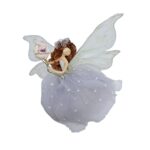 Fada decorativa delicada para festas infantis, perfeita para compor decorações temáticas como Jardim Encantado e Contos de Fadas. A peça apresenta asas transparentes com detalhes brilhantes, vestido de tule branco e cabelo cacheado, segurando uma rosa. Locação de enfeites e peças decorativas exclusivas na Mixirica Bombom.