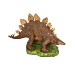 Escultura de dinossauro Estegossauro em tons de marrom e verde, com textura realista e detalhes nas placas dorsais. Peça decorativa perfeita para festas infantis com tema dinossauro, jurássico ou aventura. Disponível para locação na Mixirica Bombom.