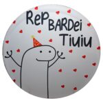 PAINEL REDONDO VESTE FÁCIL PARA FESTA NO TEMA FLORK. PAINEL COM FLORK FESTIVO, CHAPÉU DE FESTA COM OS DIZERES "REP BARDEI TIUIU"