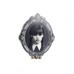 Porta retrato retrô em preto e branco com foto da Wandinha Addams (interpretada pela atriz Jenna Ortega).