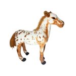Cavalo em pelúcia, bege com manchas marrom claro (caramelo) disponivell para locação
