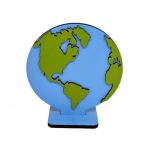 DISPLAY DE MESA COM GLOBO TERRESTRE, DISPONÍVEL APRA LOCAÇÃO DE FESTAS NO TEMA VIAGEM, ASTRONAUTA, MUNDO.