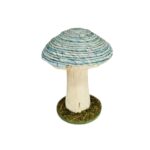 Cogumelo decorativo com chapéu trançado em sisal azul candy.