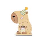 DISPLAY DE CAPIVARA FOFA COM CHAPEU DE FESTA E SEGURANDO UM BOLO, DISPONÍVEL APRA LOCAÇÃO PARA FESTA NO TEMA CAPIVARA