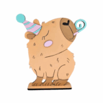 DISPLAY DE CAPIVARA FOFA COM CHAPEU DE FESTA E LINGUA DE SOGRA DISPONÍVEL APRA LOCAÇÃO PARA FESTA NO TEMA CAPIVARA
