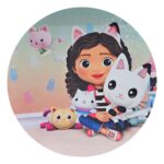 Painel veste fácil decorativo para festa do tema Casa Mágica da Gabby, disponível para locação para festa.