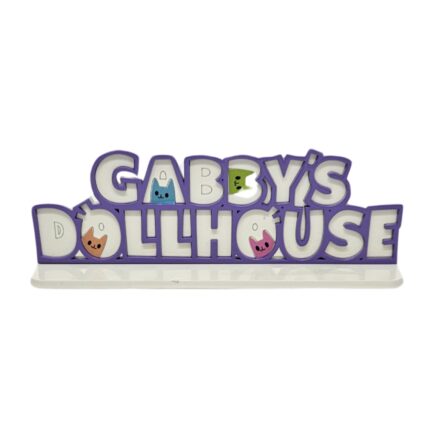 Display decorativo de mesa com o logo do desenho Casa Mágica da Gabby, escrito "Gabby's dollhouse", disponível para locação para festa.