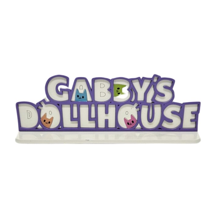 Display decorativo de mesa com o logo do desenho Casa Mágica da Gabby, escrito "Gabby's dollhouse", disponível para locação para festa.