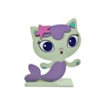 Display decorativo de mesa do personagem Sereiata (MerCat) do desenho Casa Mágica da Gabby (Gabby's Dollhouse), disponível para locação para festa.